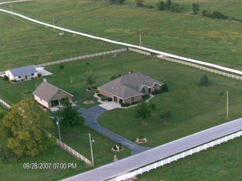 House with 30 x 40 detached garage and 36 x 36 metal building, vinyl fence 