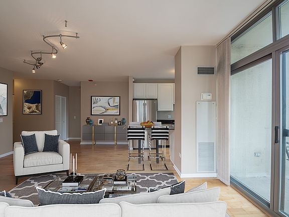3rd image of 600 N Dearborn St APT 1311