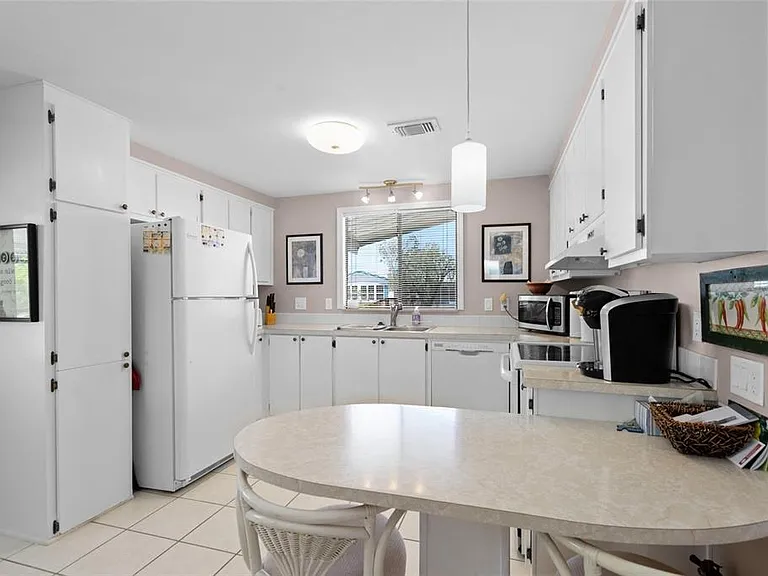 925 Iglesia Dr — Photo 8