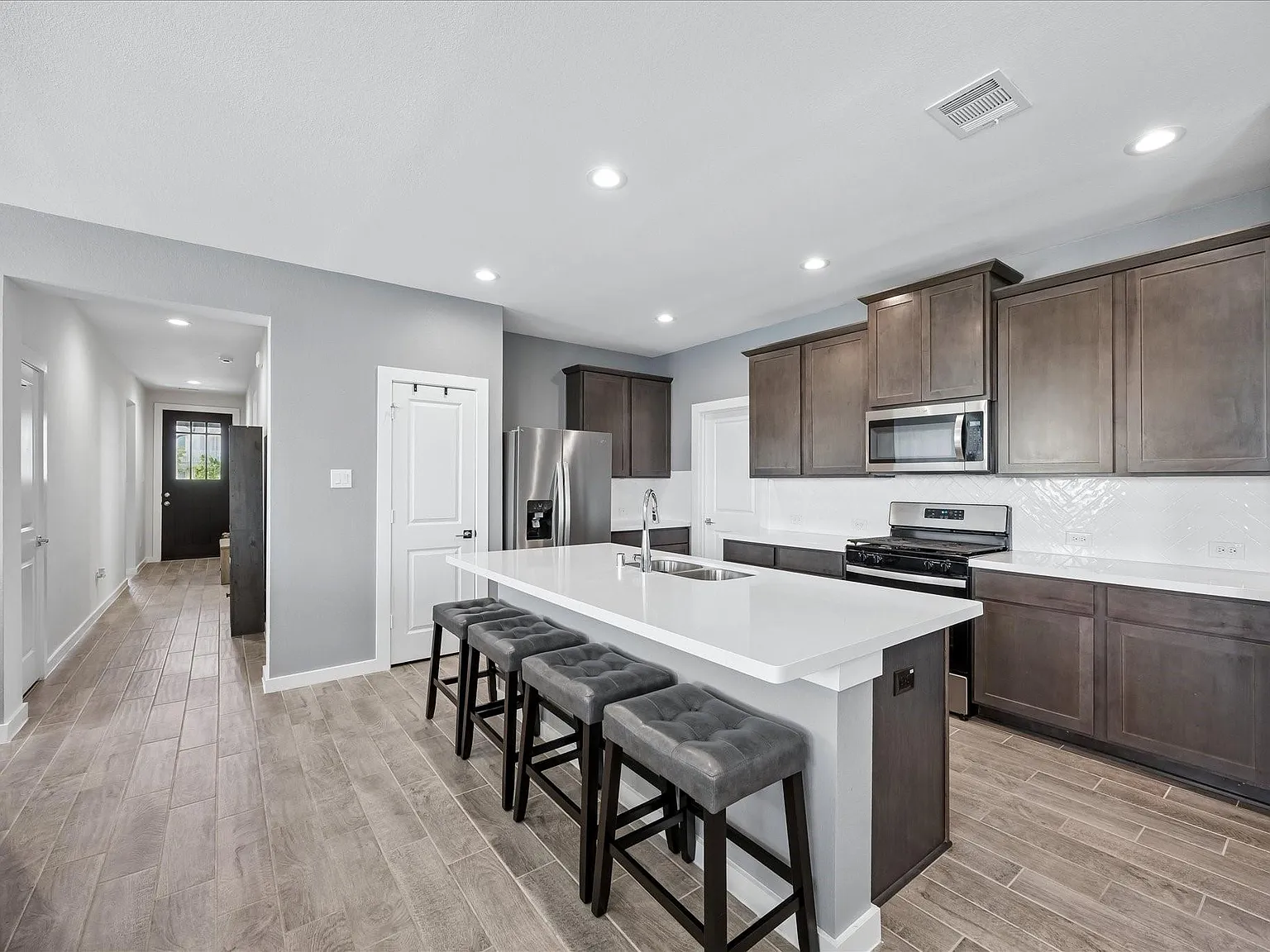4 bed, 1869 sqft, $2,300 — Photo 3