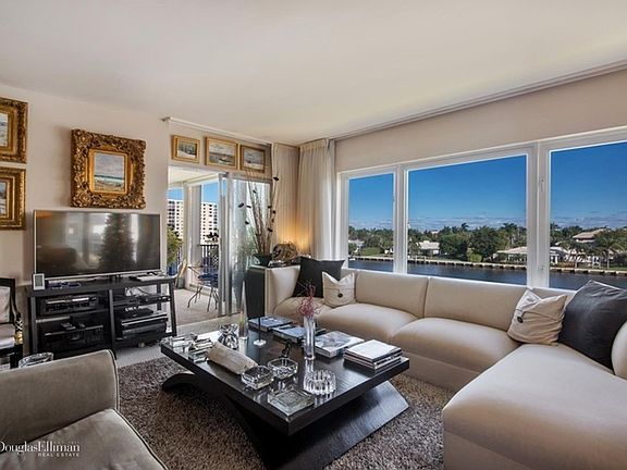3rd image of 555 SE 6th Ave APT 3C