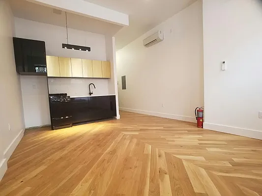 Rented by Evergreen Apartments BK | media 15