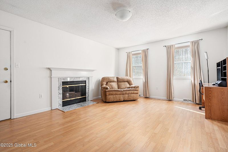 3rd image of 739 Burgoyne Avenue