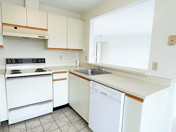 3rd image of 410 Washington St #12F