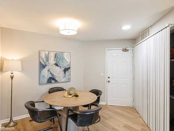 5th image of 215 W Jennifer Ln Unit 2