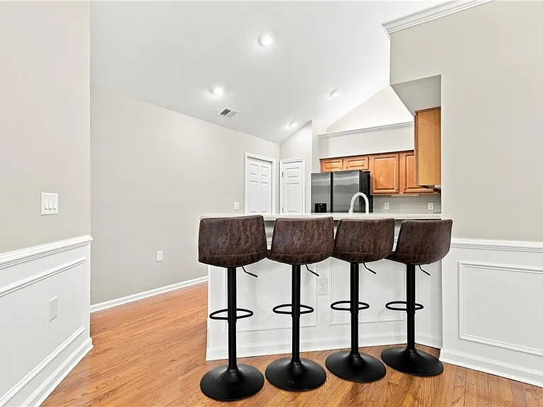 3204 Village Ln — Photo 16