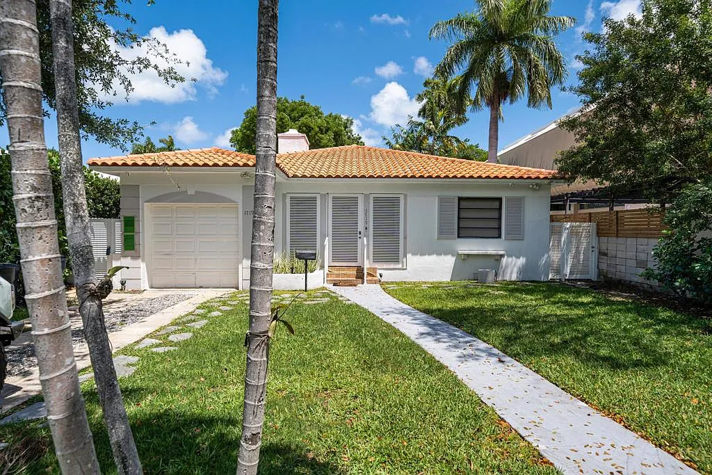 3-Bed Miami Beach Home with Den/Office, Laundry and Modern Comforts — Photo 1
