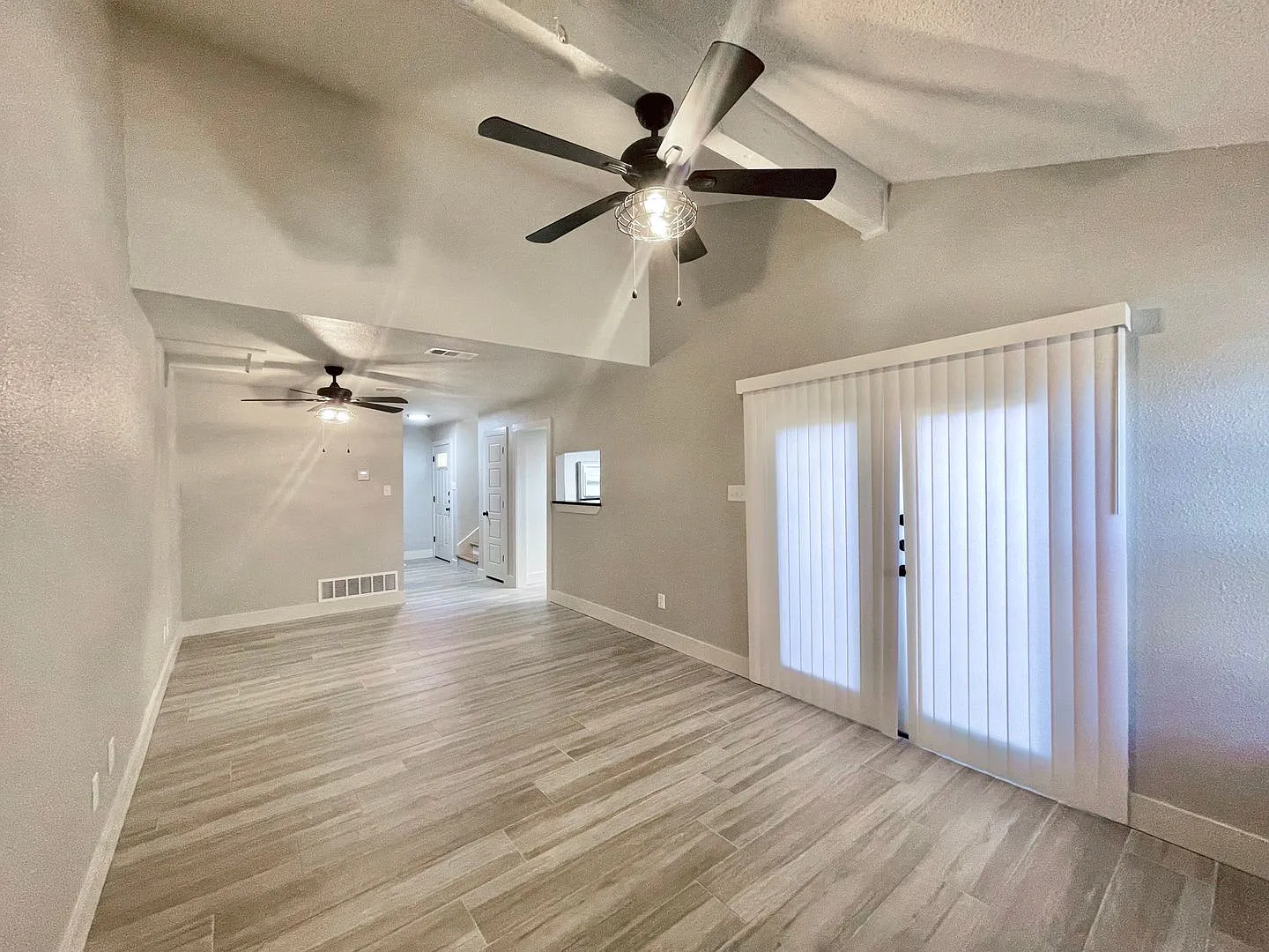 Two Weeks Free Rent! Location, Location, Location & Beautifully Renovated In 2023 2 Bedroom, 1.5 ... — Photo 3