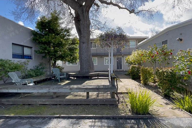 2nd image of 444 Ventura Ave #2665327