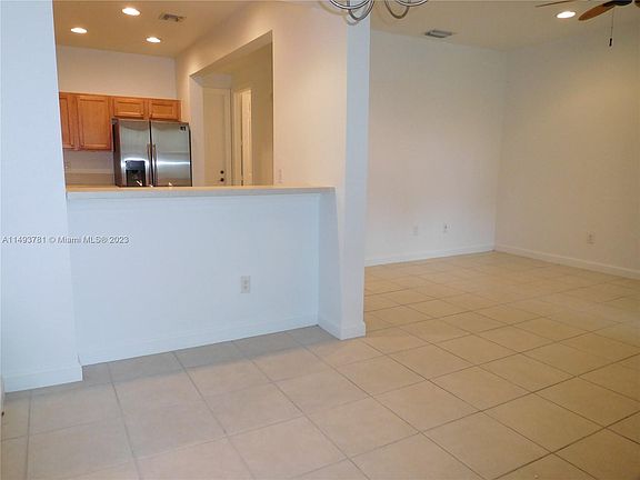 4th image of 975 Millbrae Ct Unit 3