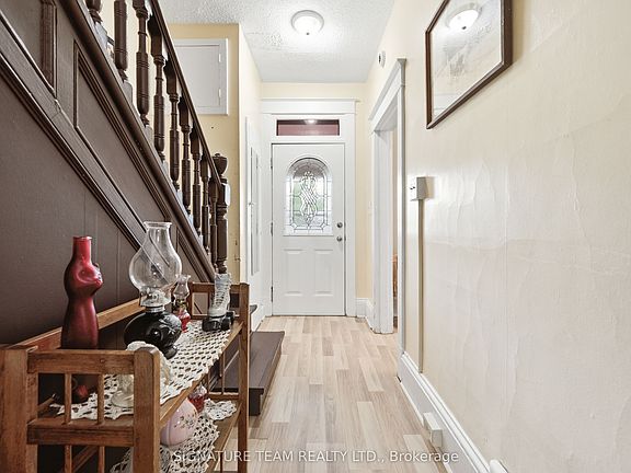 3rd image of 652 Moffat St