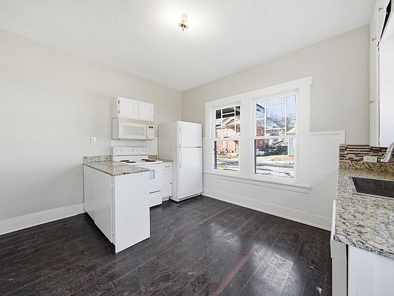3rd image of 122 Biering St #1