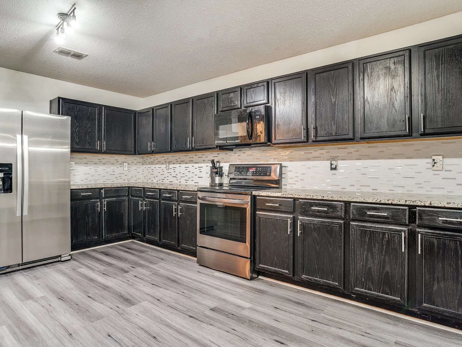 5 bed, 4019 sqft, $3,000 — Photo 3