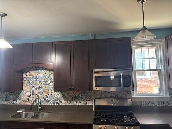 4th image of 913 Harrington Ave