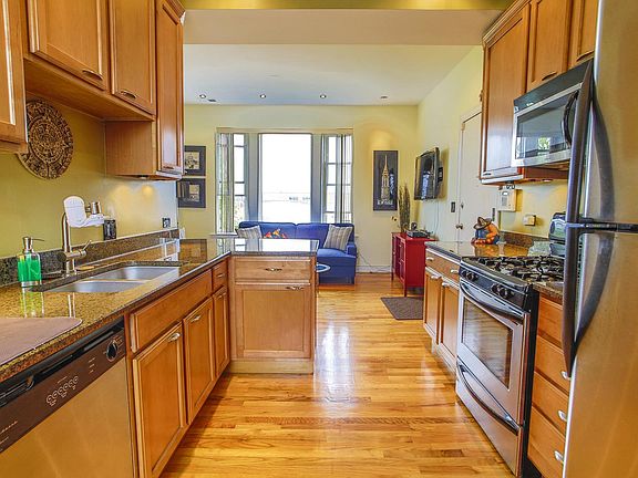 4th image of 2403 N Hamlin Ave #3S