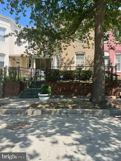 745 Kenyon St NW photo 1
