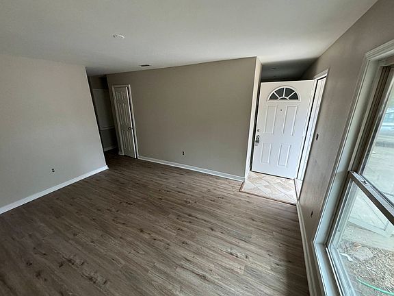 4th image of 304 Mimosa St