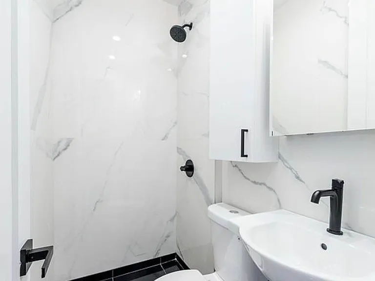 325 E 14th St #PHD — Photo 3