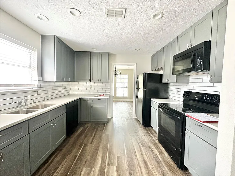 2523 Castle Pl — Photo 9