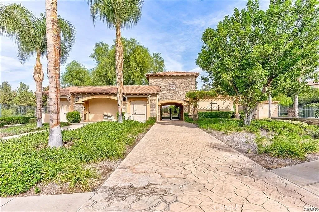 3 bed, 2.5 bath, 2135 sqft, $3,800 — Photo 3