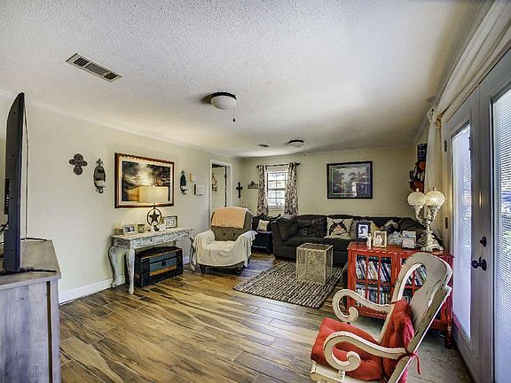 4th image of 608 S 7th St
