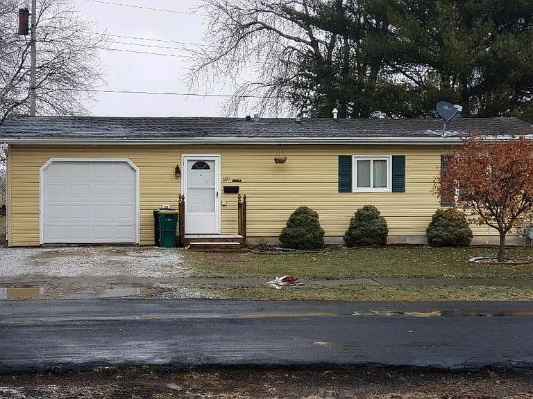 1221 Garden Ln — Photo 1