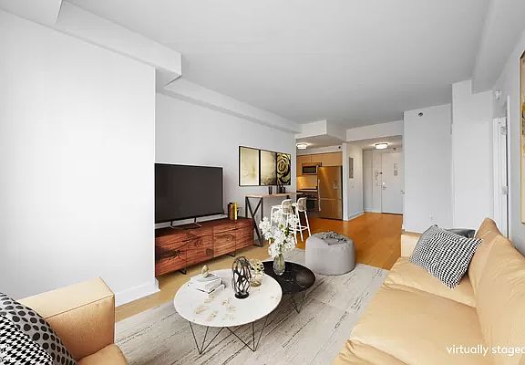 4th image of 505 W 47th St #Penthouse 1