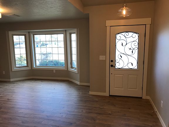 Living room/entry