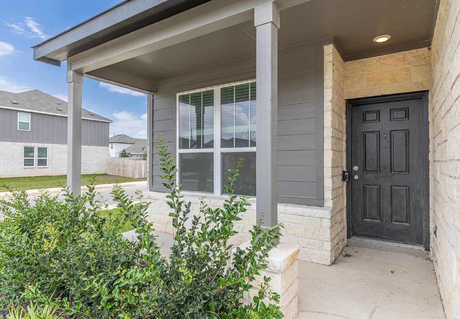 5 bed, 3.0 bath, 2466 sqft, $2,595 — Photo 4