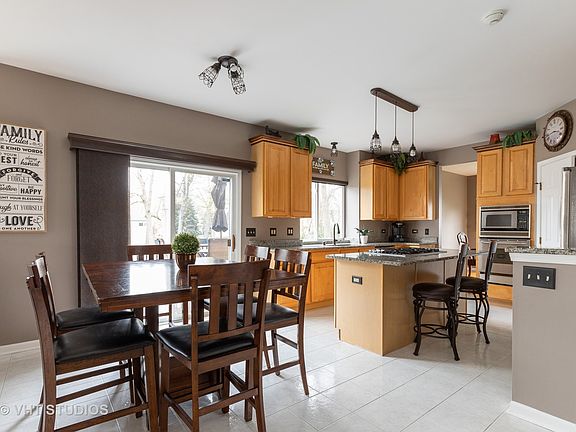 3rd image of 1081 Vista Dr