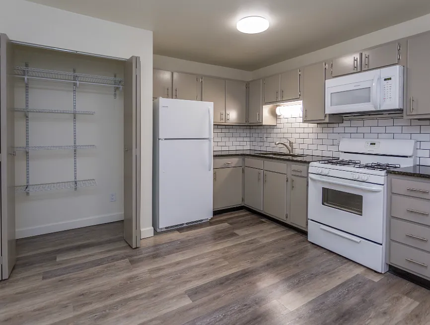 Seven Stories West Apartments — Photo 4