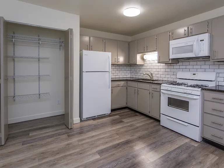 Seven Stories West Apartments — Photo 4