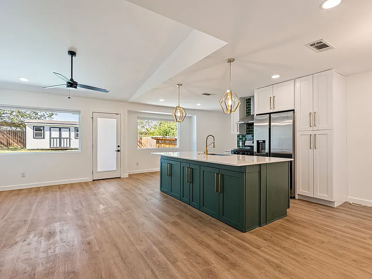 5200 King Charles Dr — Photo 5