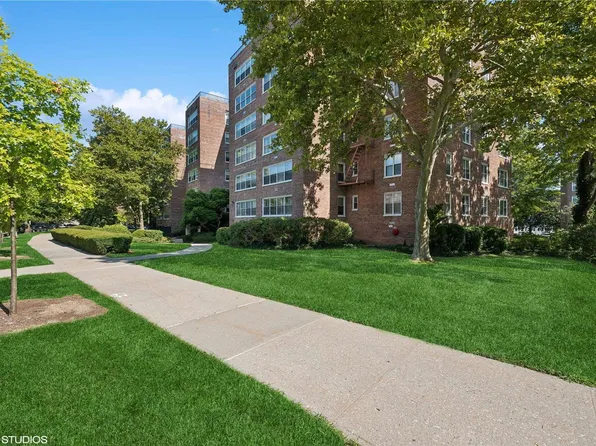 18-65 211 Street #4D, Bayside, NY 11360