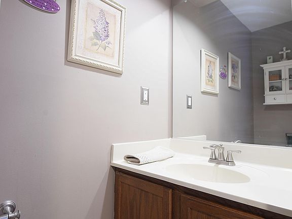 5th image of 906 Grosvenor Dr Unit U1