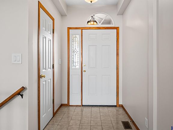 4th image of 8011 Creek View Ct