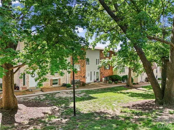 161 Carmel Woods Dr, Ballwin, MO 63021