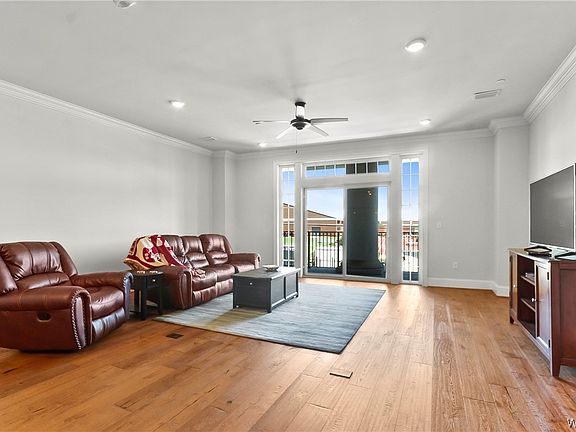 2nd image of 510 13th St Unit 104