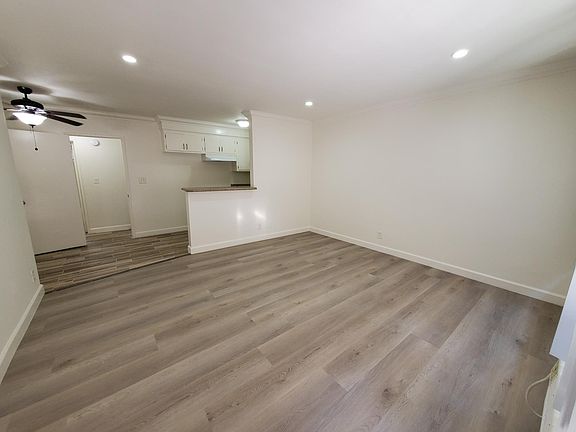 2nd image of 822 N Mariposa Ave