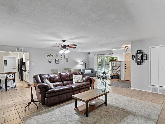 4th image of 42 Stonegate Dr