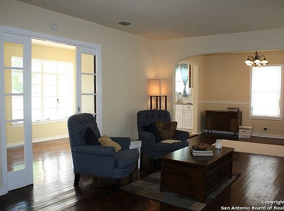 2nd image of 338 W Mariposa Dr