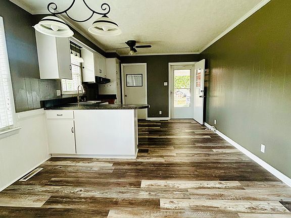 3rd image of 104 Oak Knoll Dr