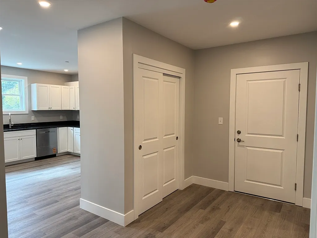 2 bed, 1.0 bath, 1200 sqft, $2,400 — Photo 4