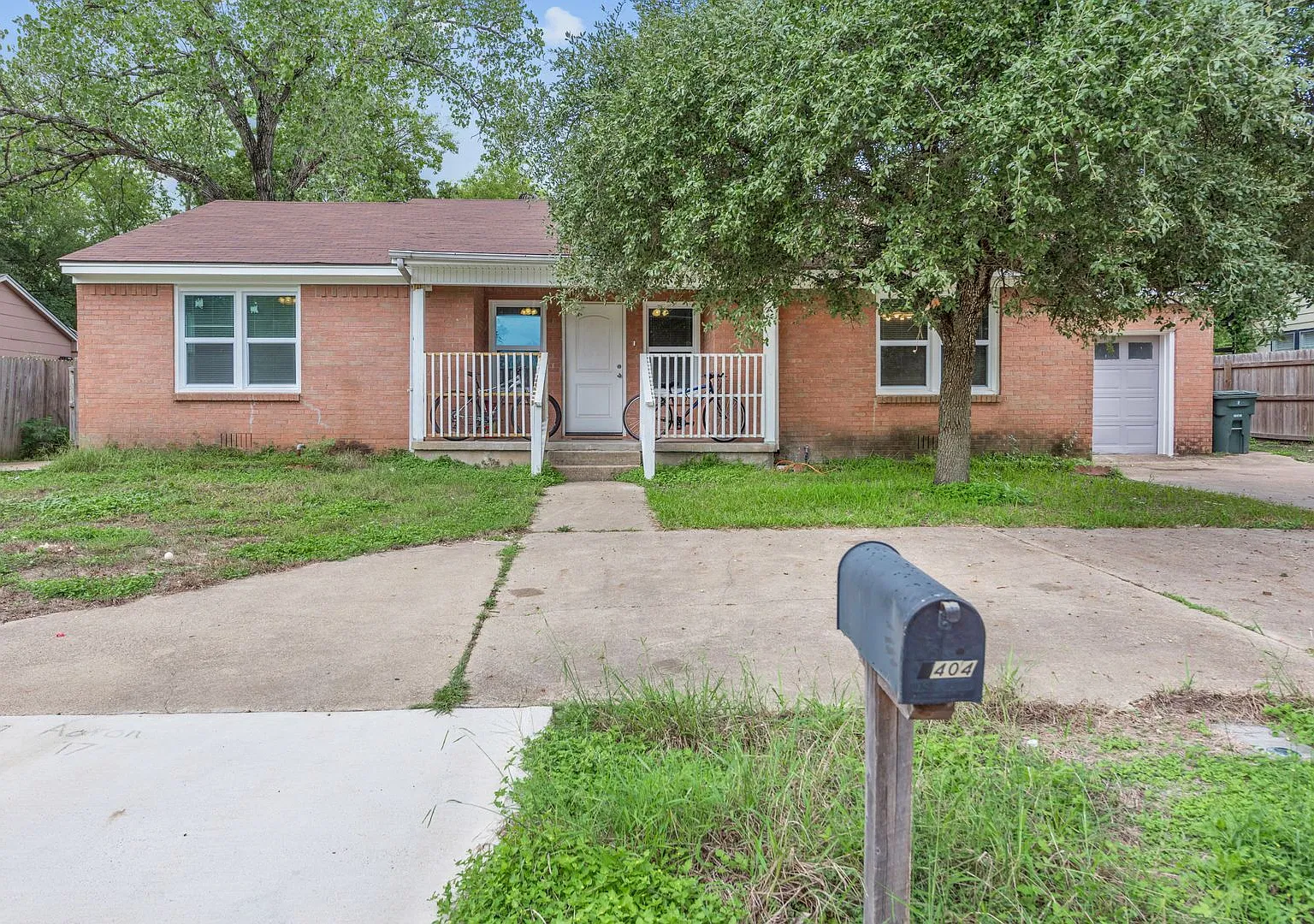 Huge Updated 7 Bed/6.5 Bath Behind Northgate for August 2027 Move In! — Photo 2