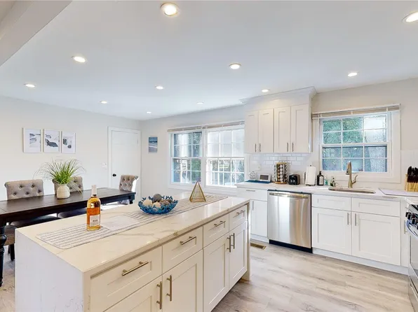 17 Old Riverhead Road W, Hampton Bays, NY 11946