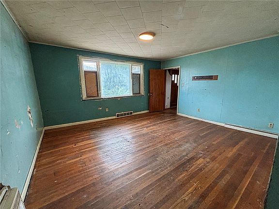 4th image of 424 Main St
