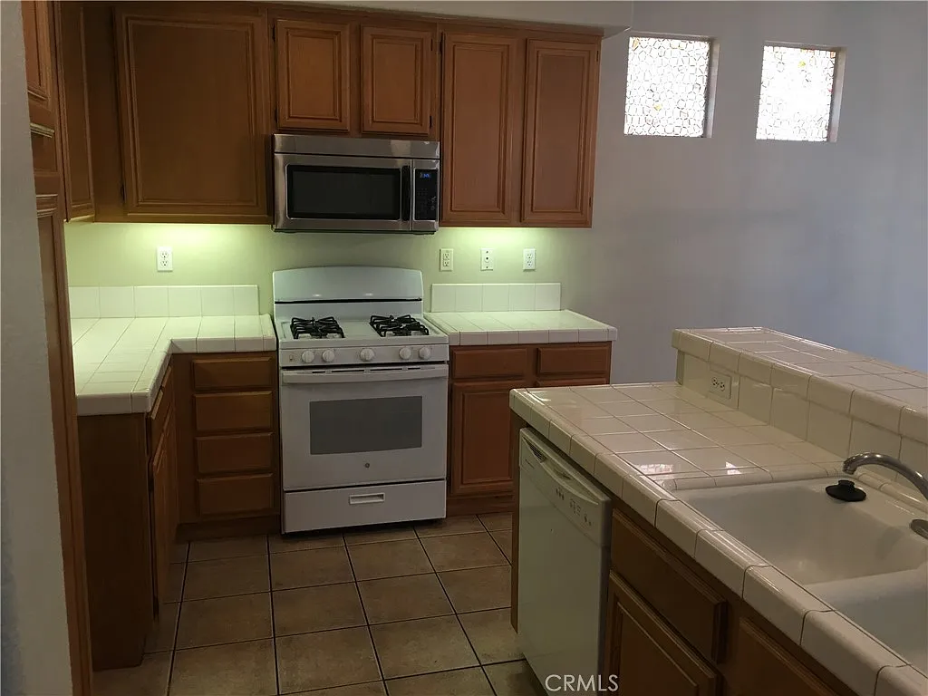 3 bed, 2.5 bath, 1654 sqft, $3,100 — Photo 4