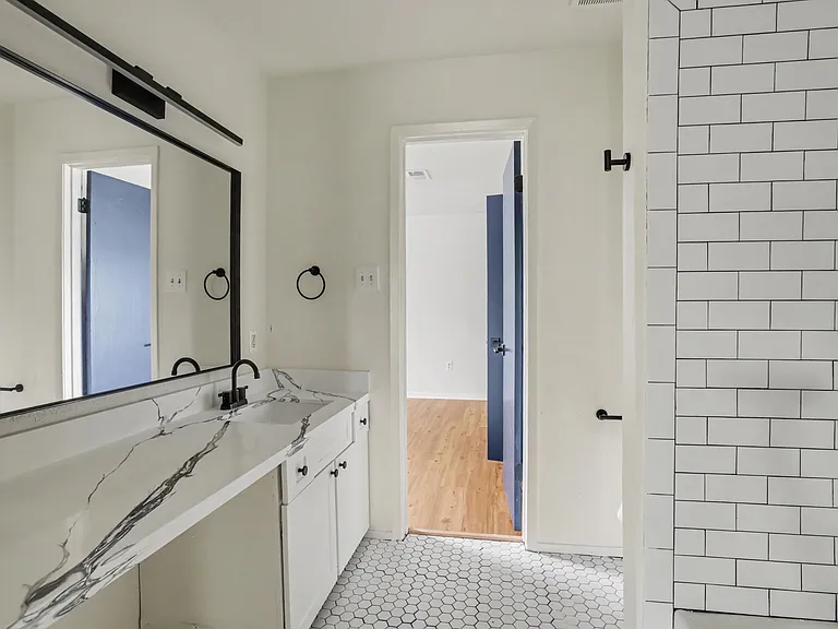 2119 Barr St #B — Photo 11