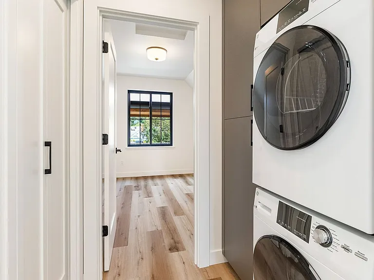 1615 Larrabee Ave — Photo 15