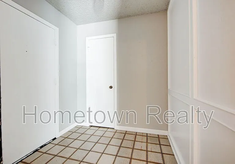 1713 Hillcrest Dr — Photo 4